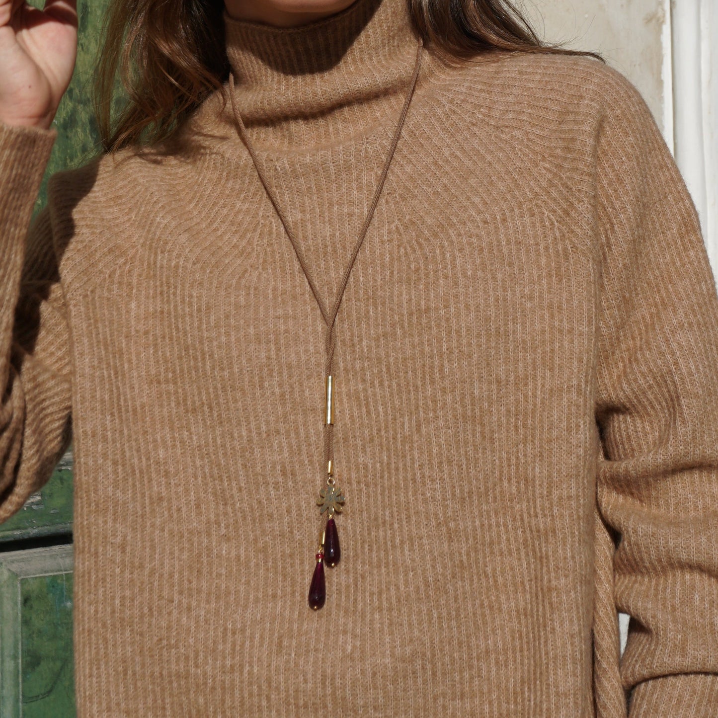 Collar de cordón Lágrima con piedras de colores