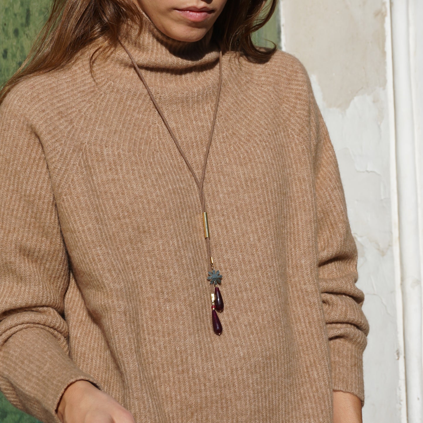 Collar de cordón Lágrima con piedras de colores