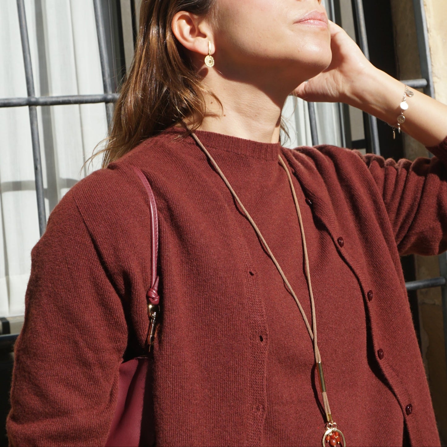 Collar de cordón Círculo con piedras de colores