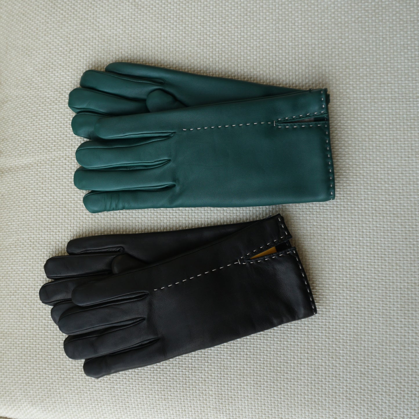 Guante de piel decoración pespuntes