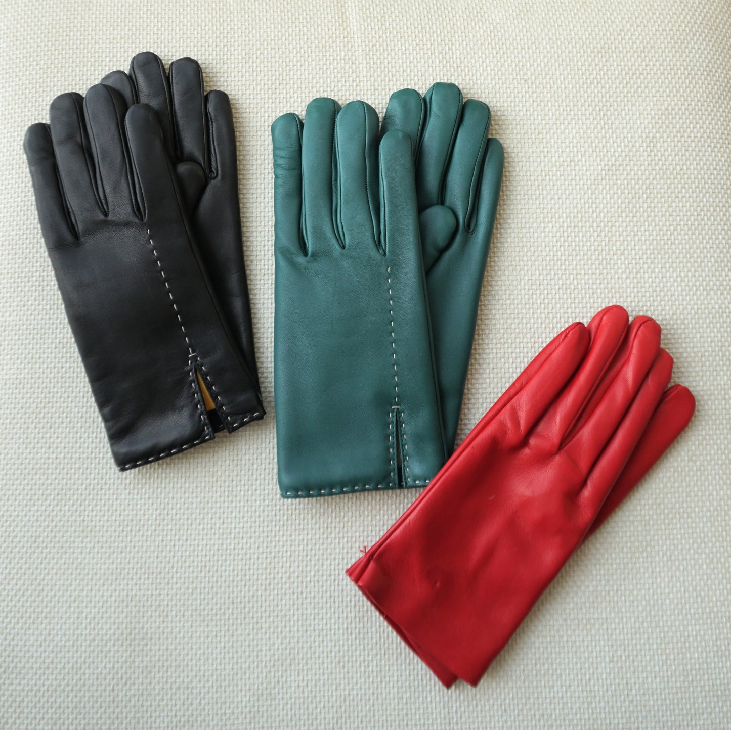 Guante de piel decoración pespuntes