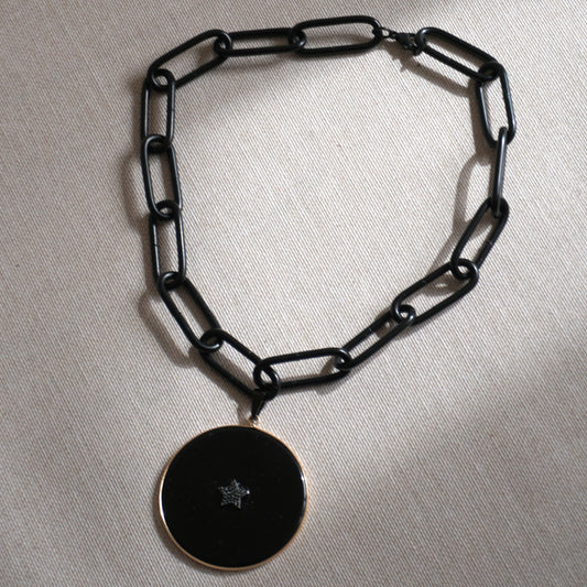 Catena nera a maglia grossa con cerchio in onice e stella in strass