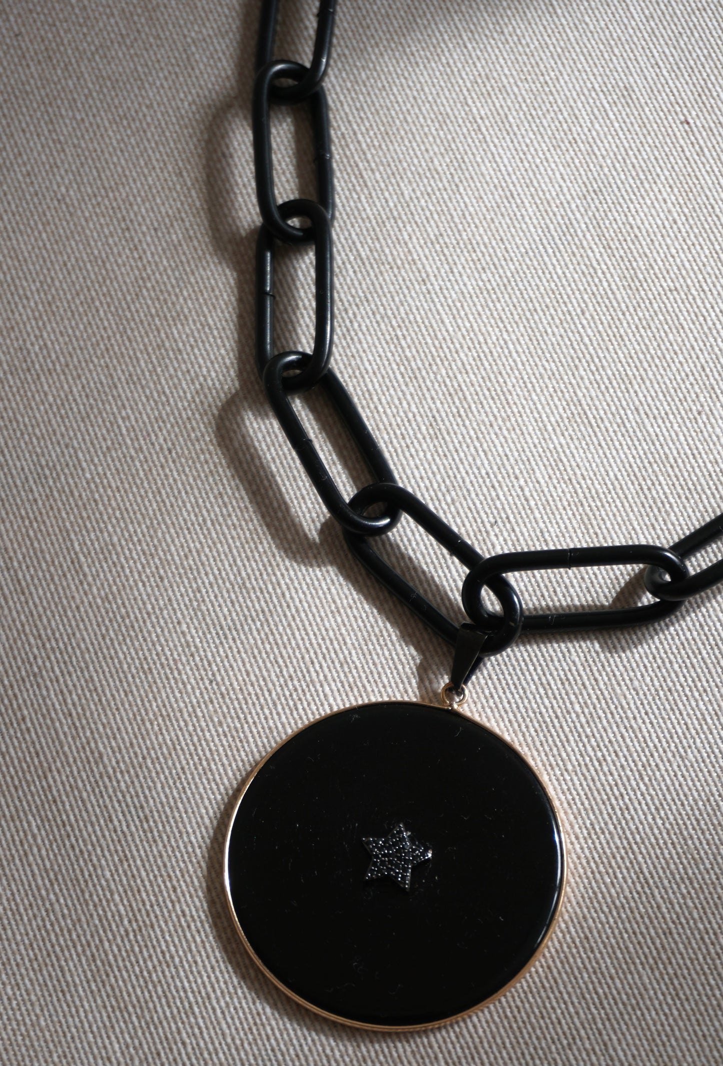 Catena nera a maglia grossa con cerchio in onice e stella in strass
