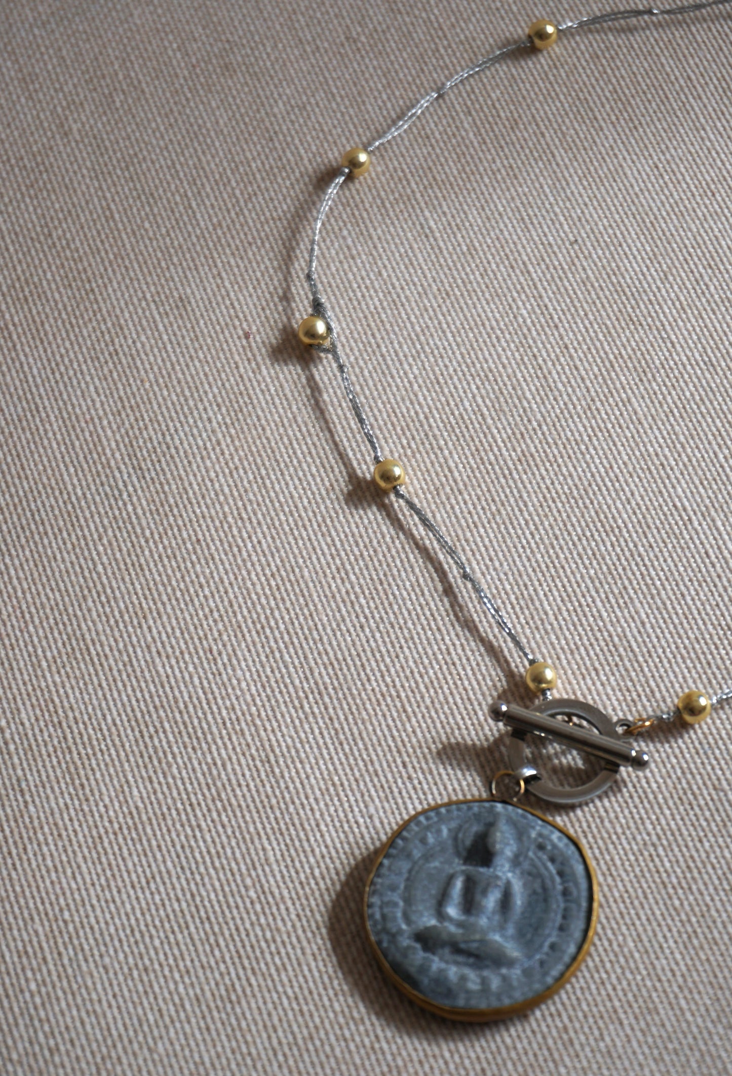 Collar Buda corto