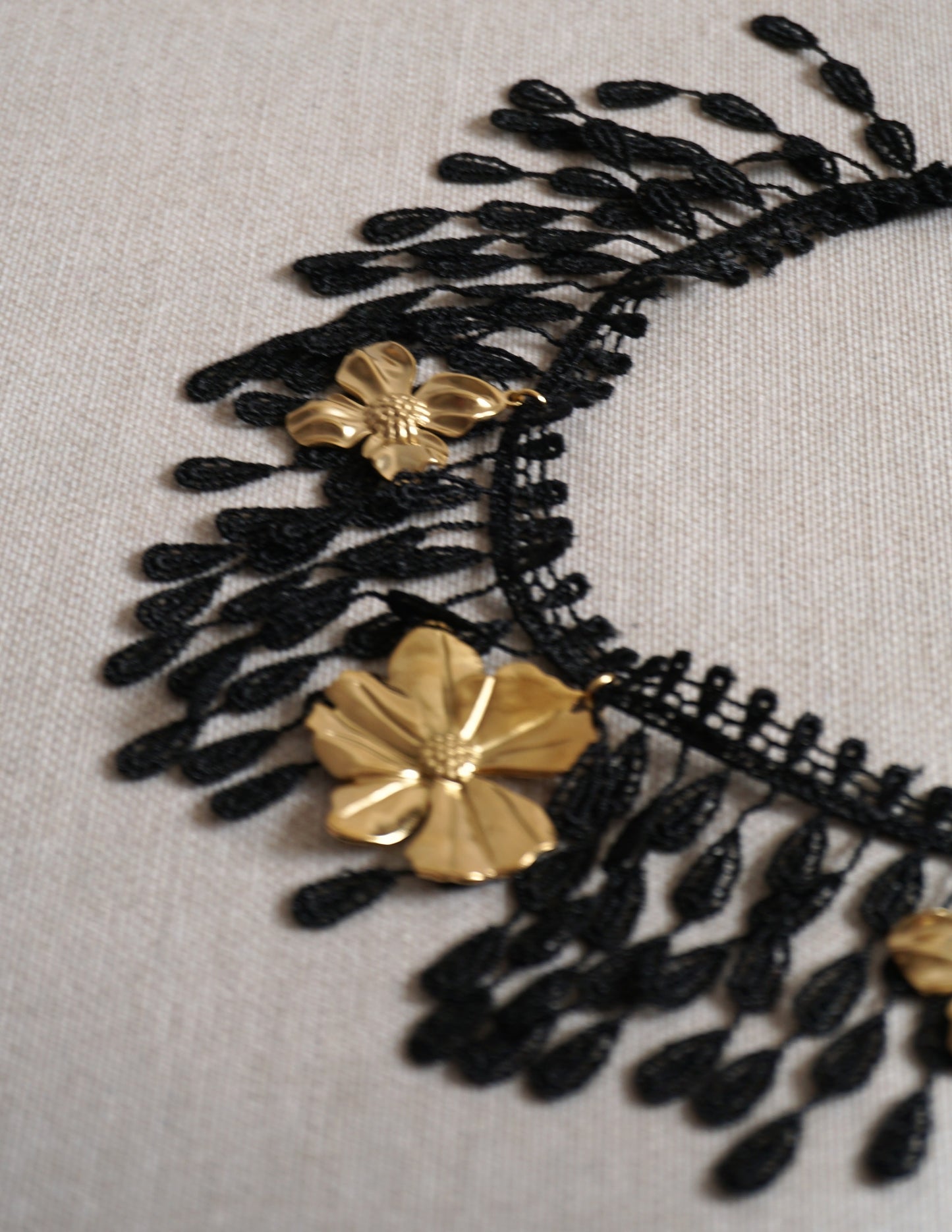 Choker lágrimas y flores