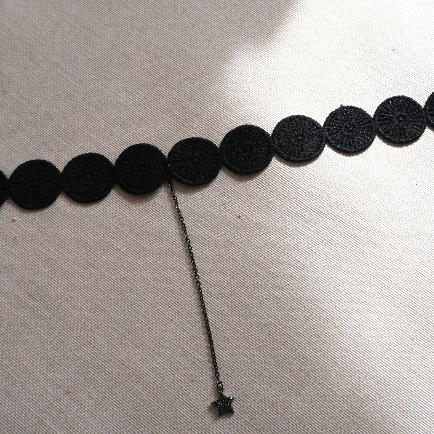 Girocollo in pizzo con catenina