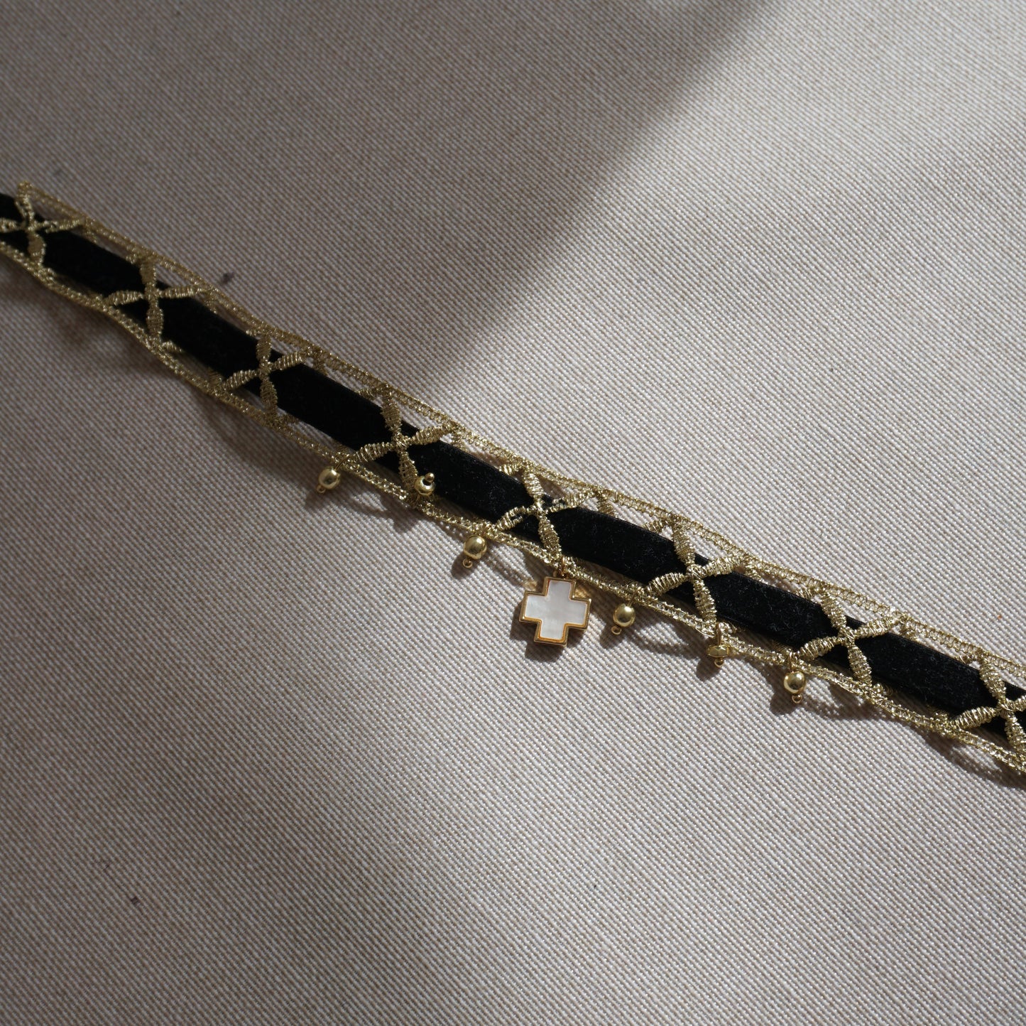 Choker terciopelo con cruz de nácar