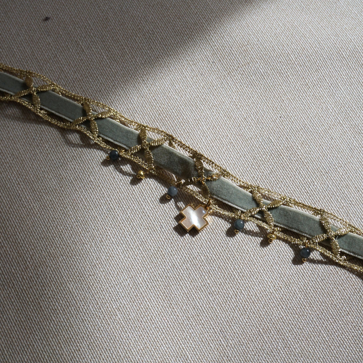 Choker terciopelo con cruz de nácar