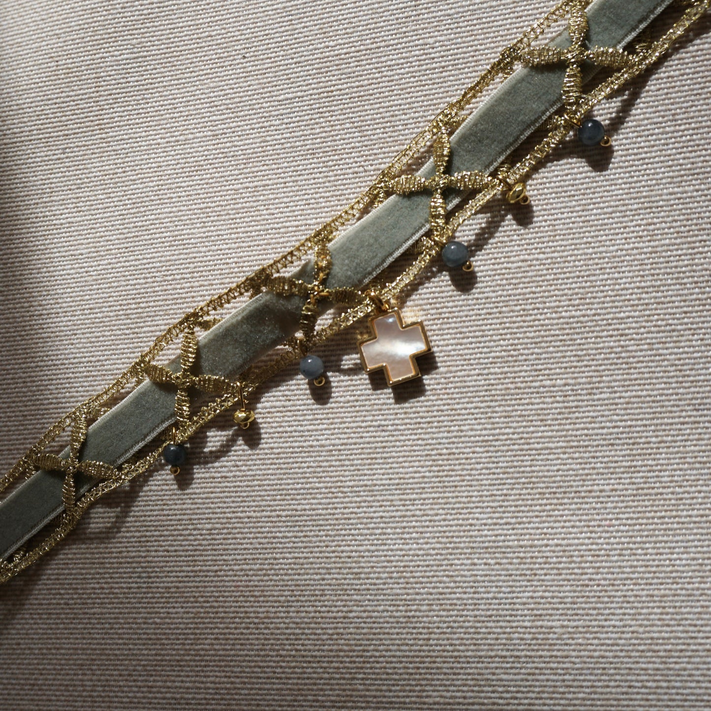 Choker terciopelo con cruz de nácar