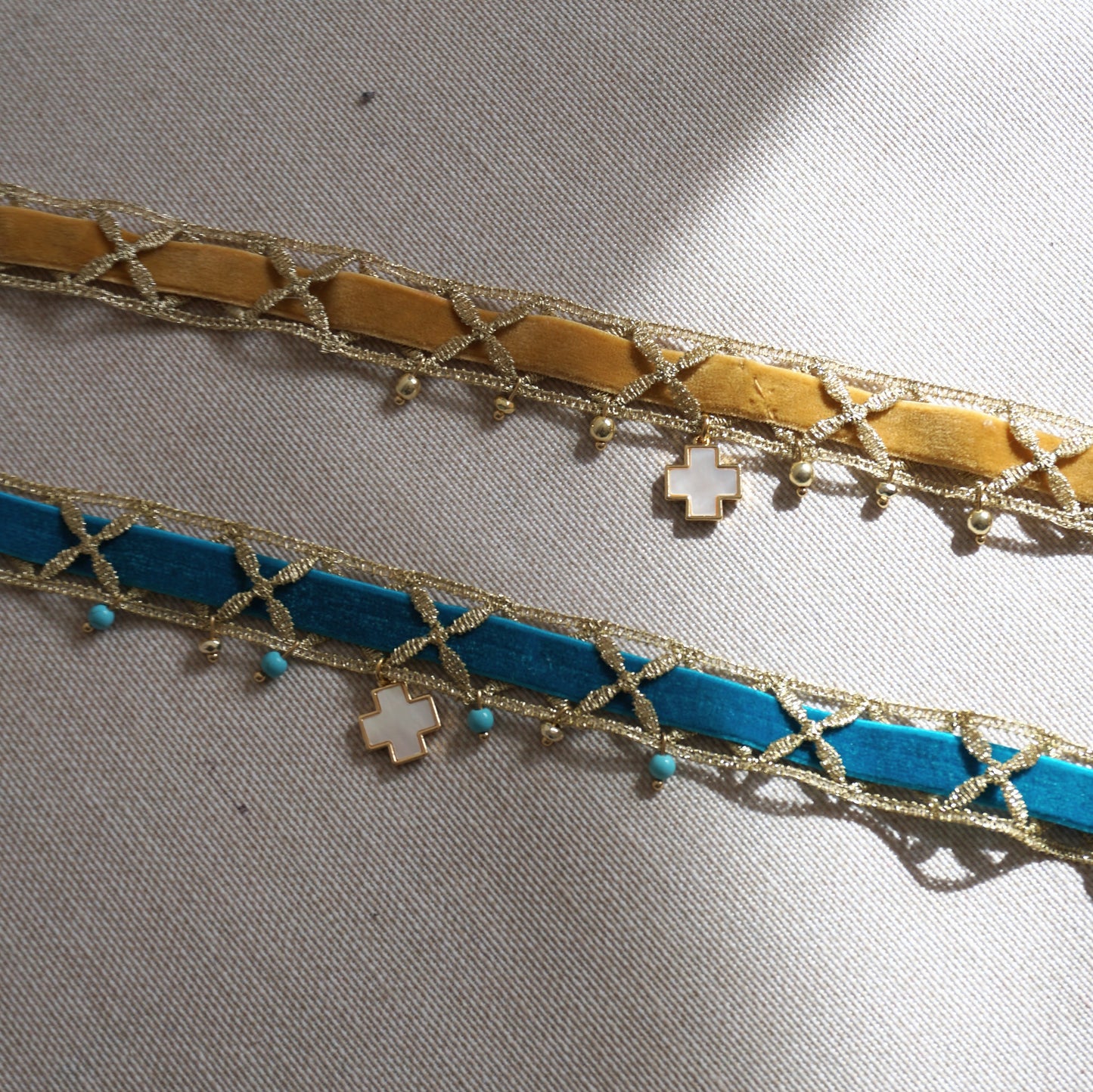 Choker terciopelo con cruz de nácar