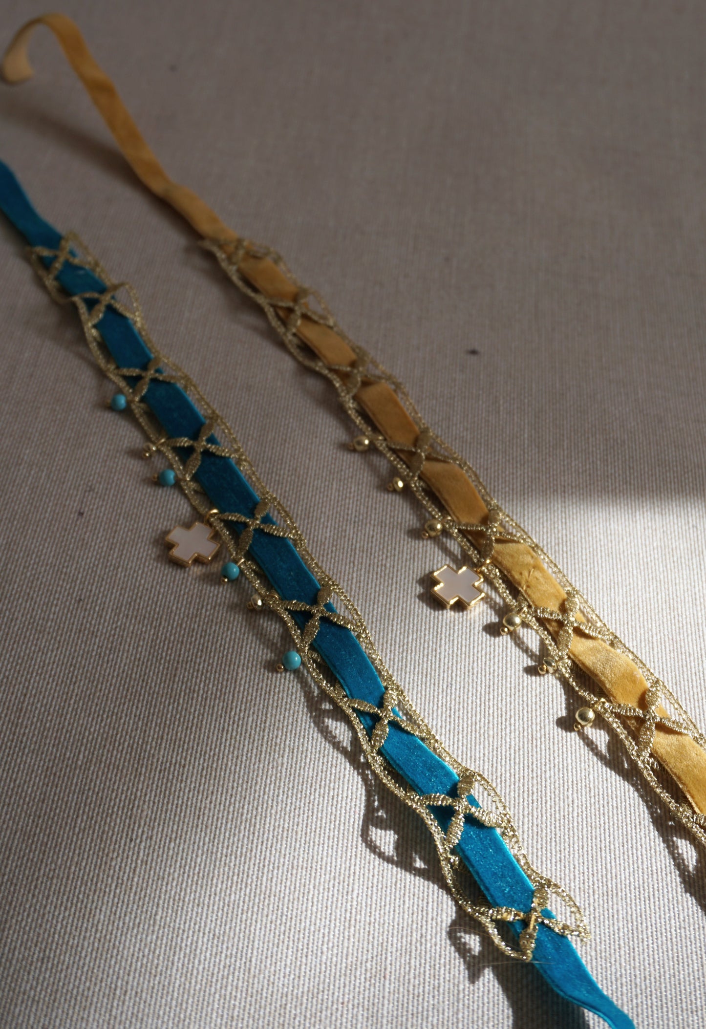 Choker terciopelo con cruz de nácar