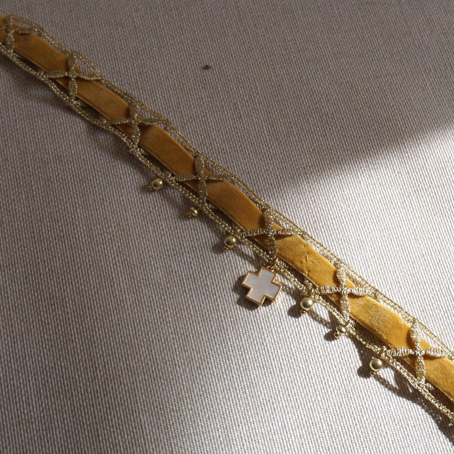 Choker terciopelo con cruz de nácar
