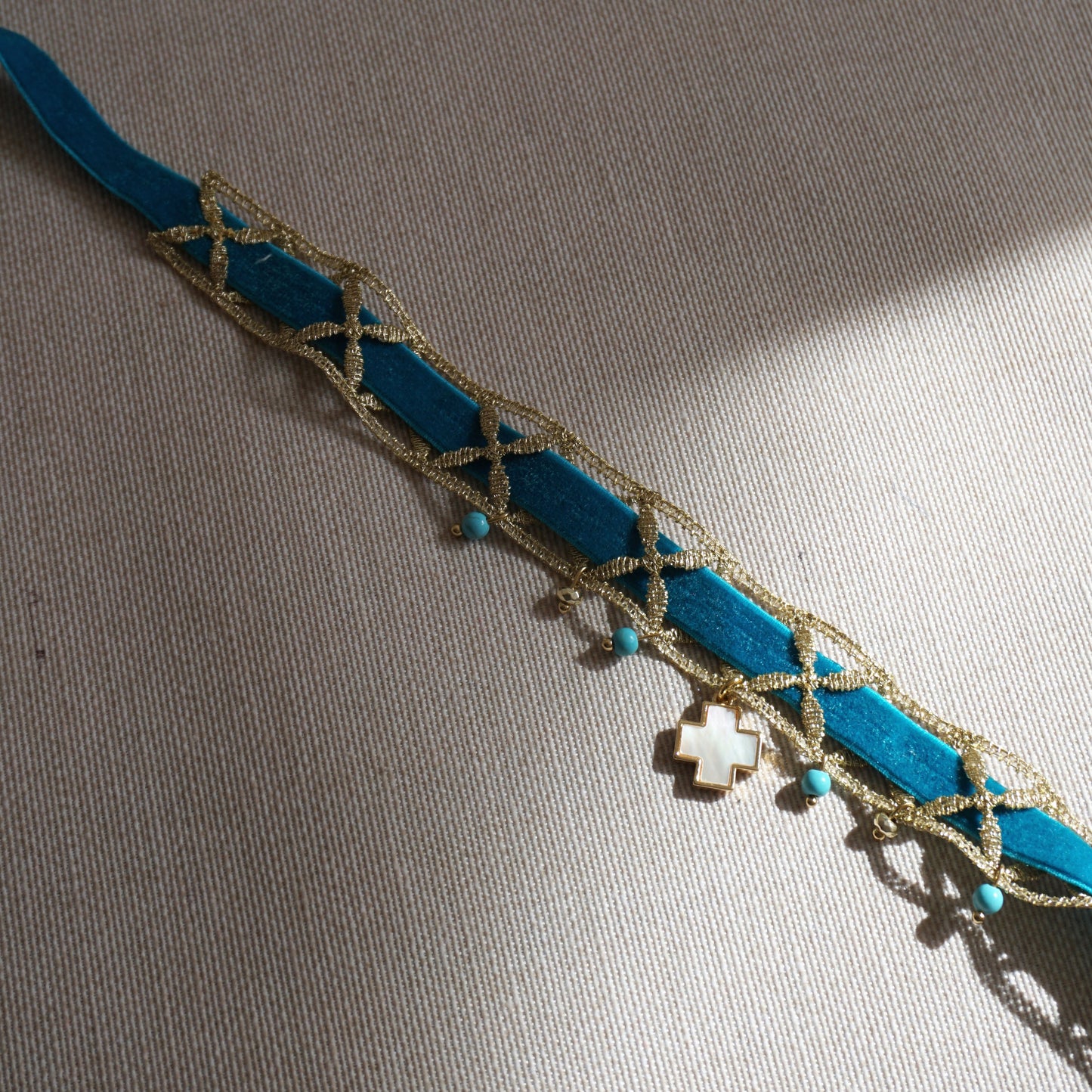 Choker terciopelo con cruz de nácar