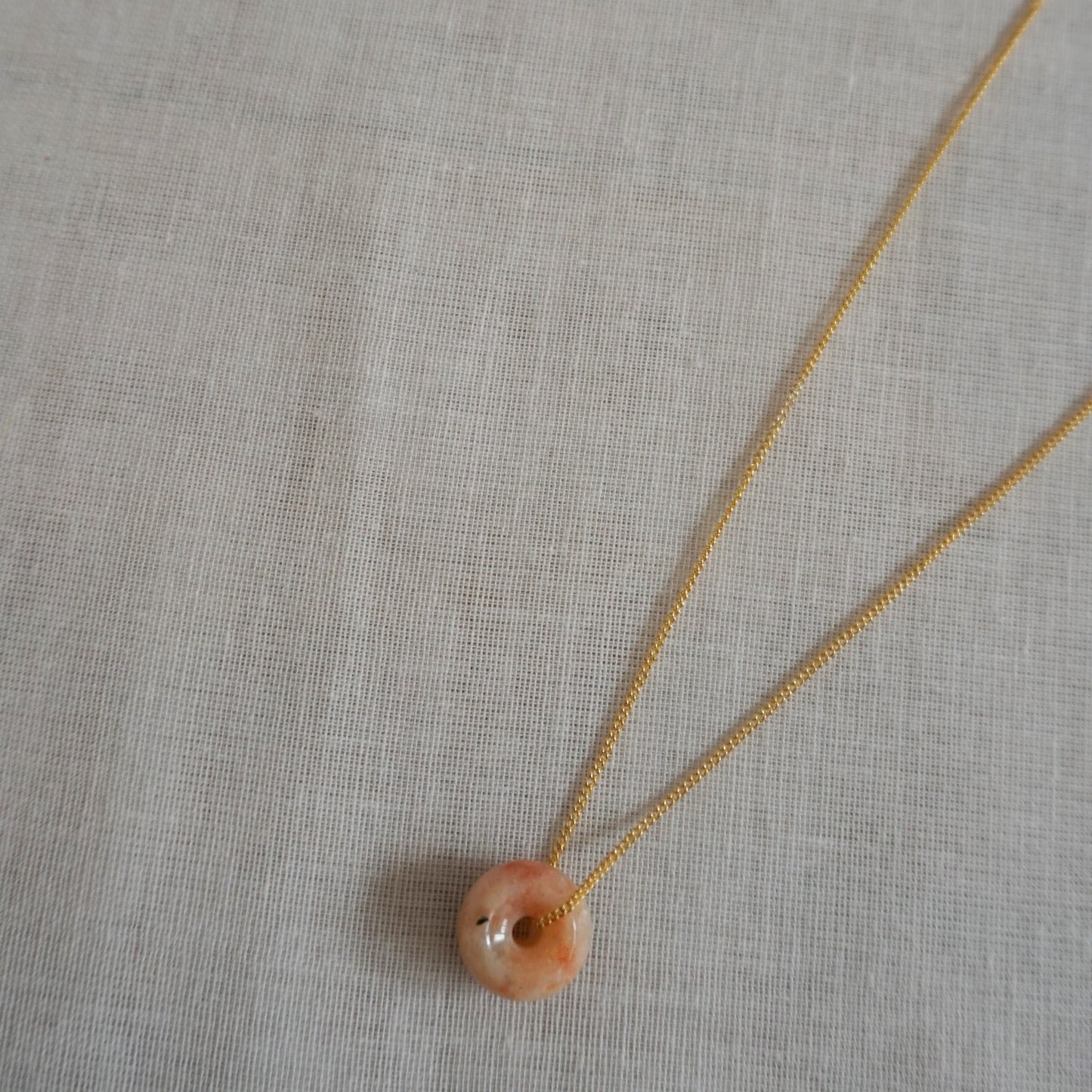 Collar corto con colgante rueda