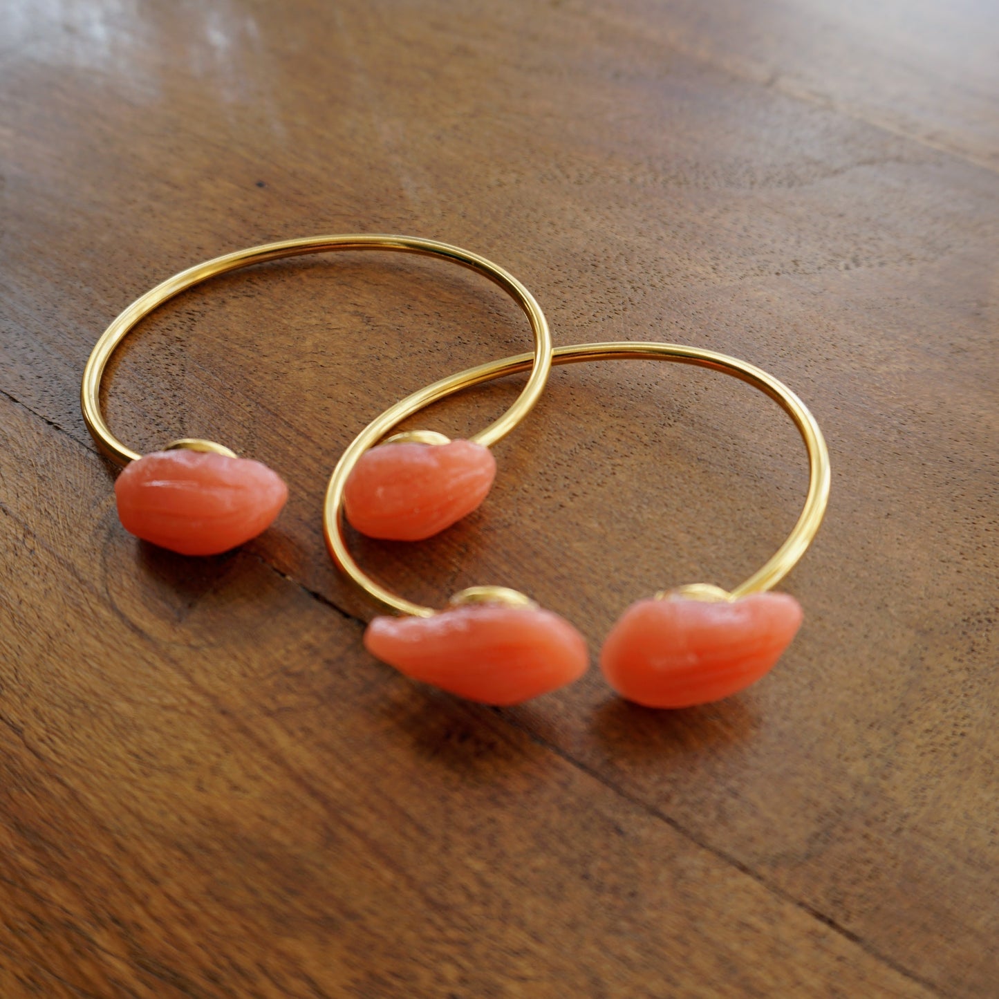 Bracelet with resin shells