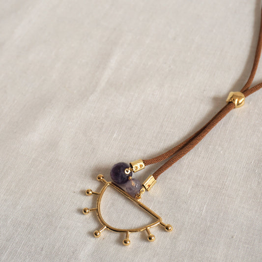 Collar Corona radiada de cordón con piedras de colores