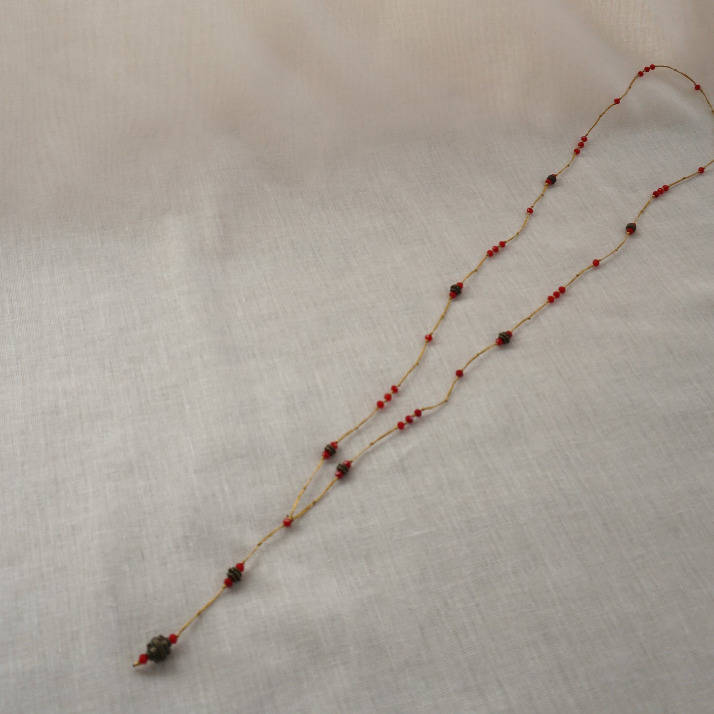 Collana lunga con elemento in bronzo