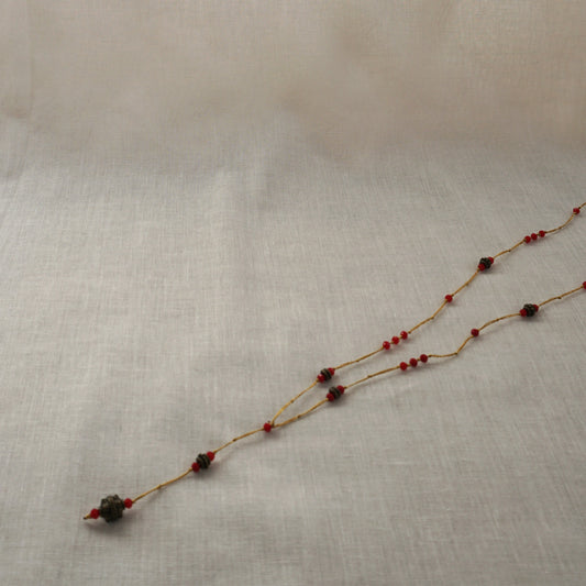 Collana lunga con elemento in bronzo