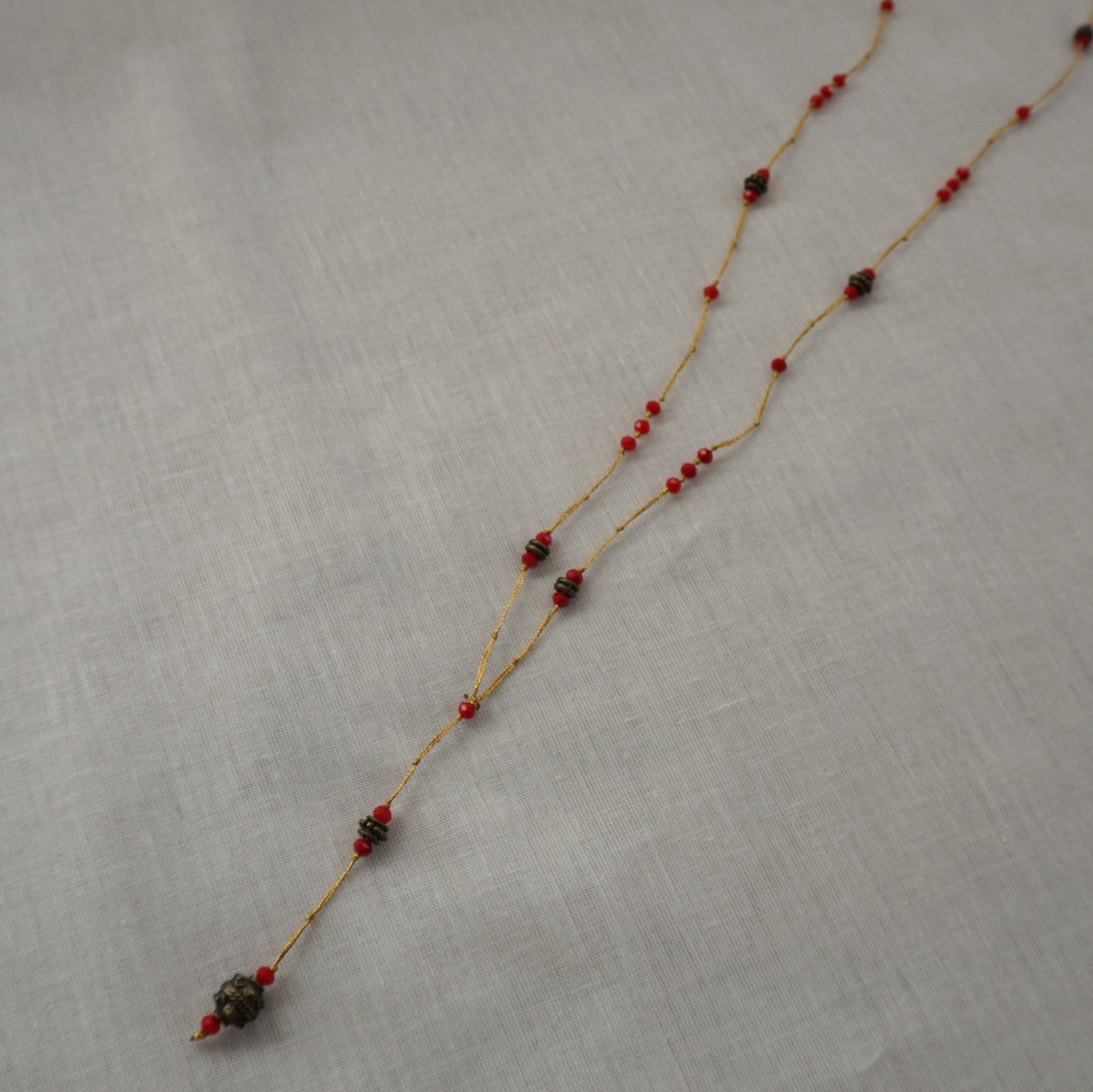 Collana lunga con elemento in bronzo