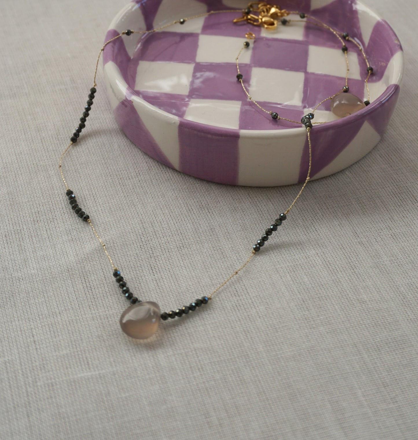 Collana sottile con pietra grigia