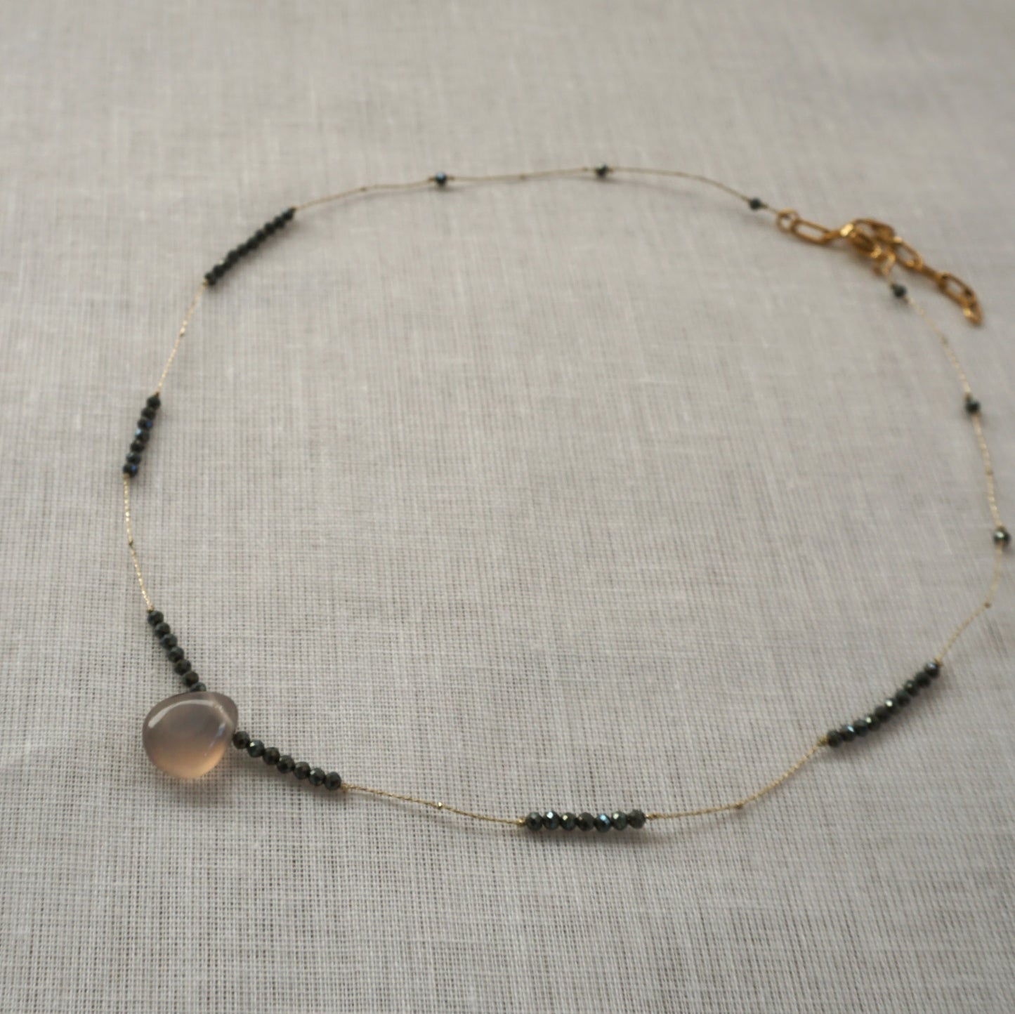 Collana sottile con pietra grigia