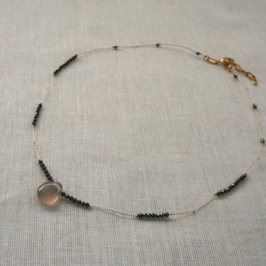 Collana sottile con pietra grigia