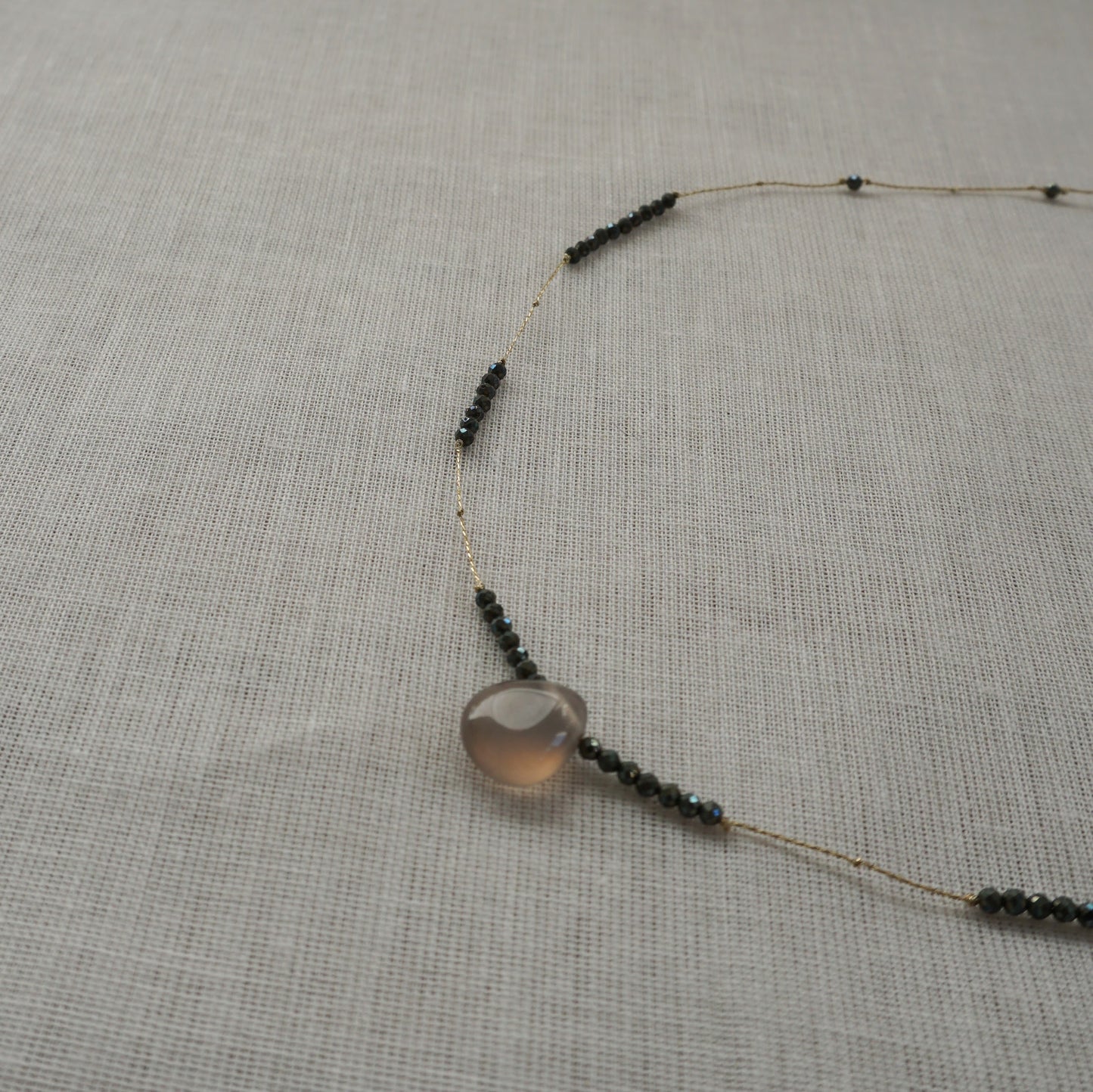 Collana sottile con pietra grigia