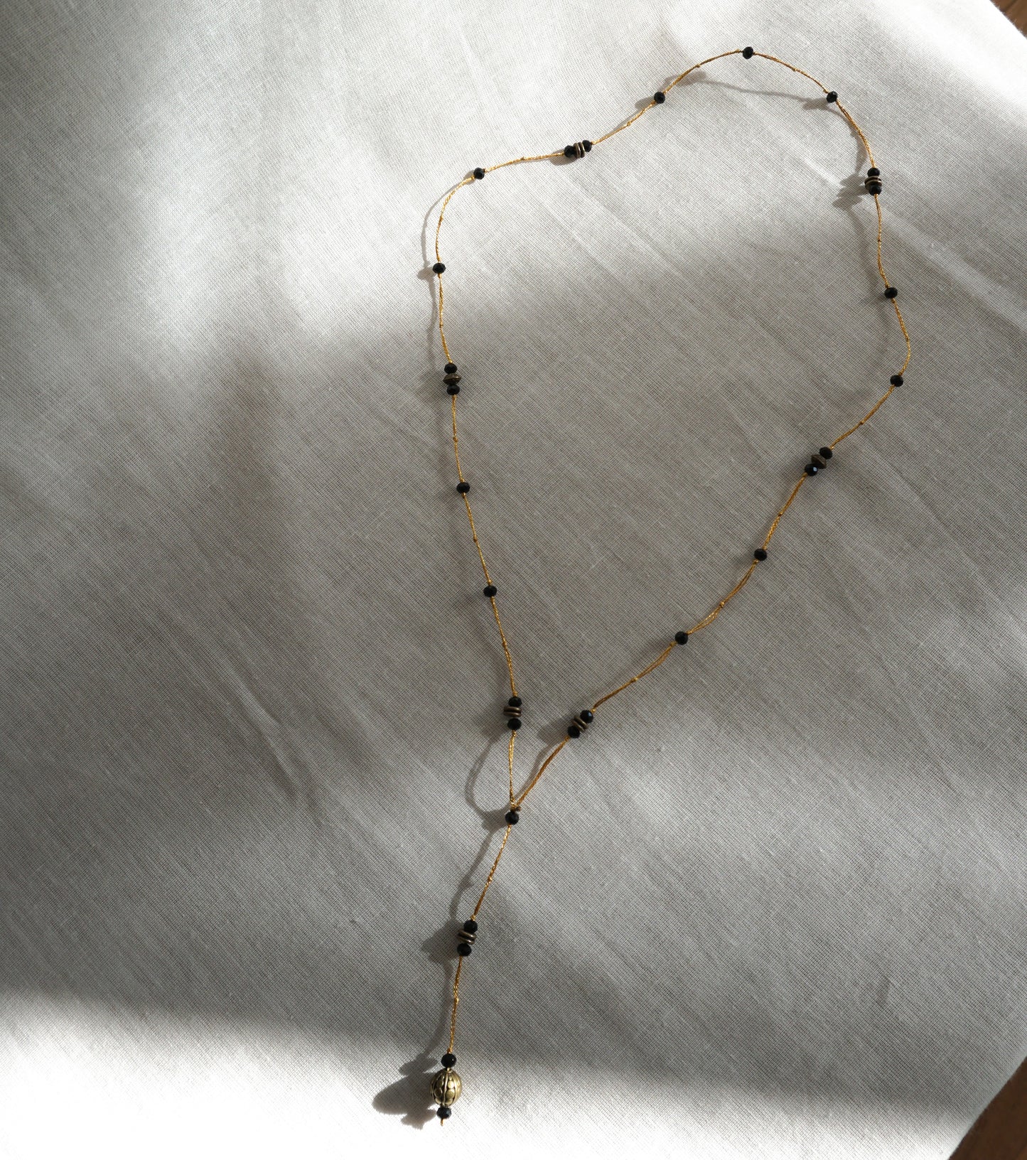 Collana lunga con elemento in bronzo