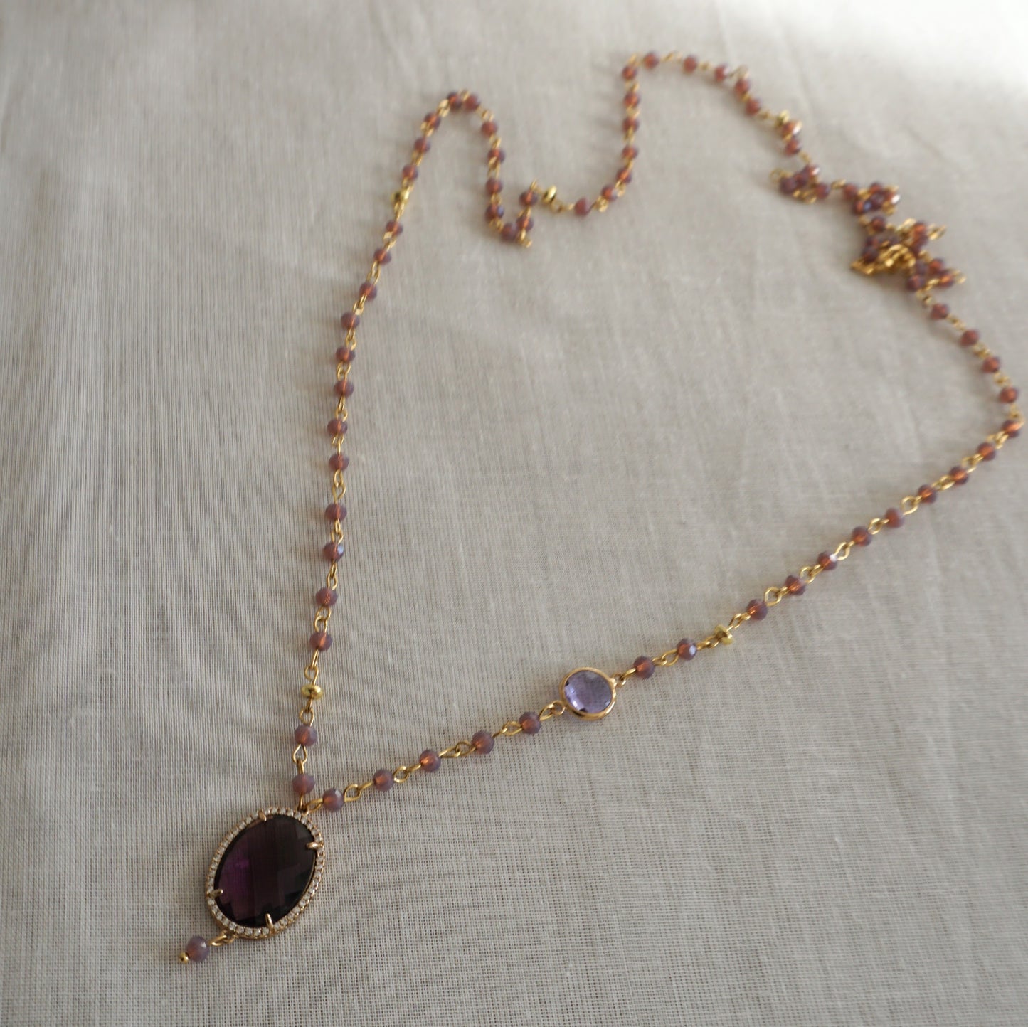 Collana lunga con perline e cammeo lilla