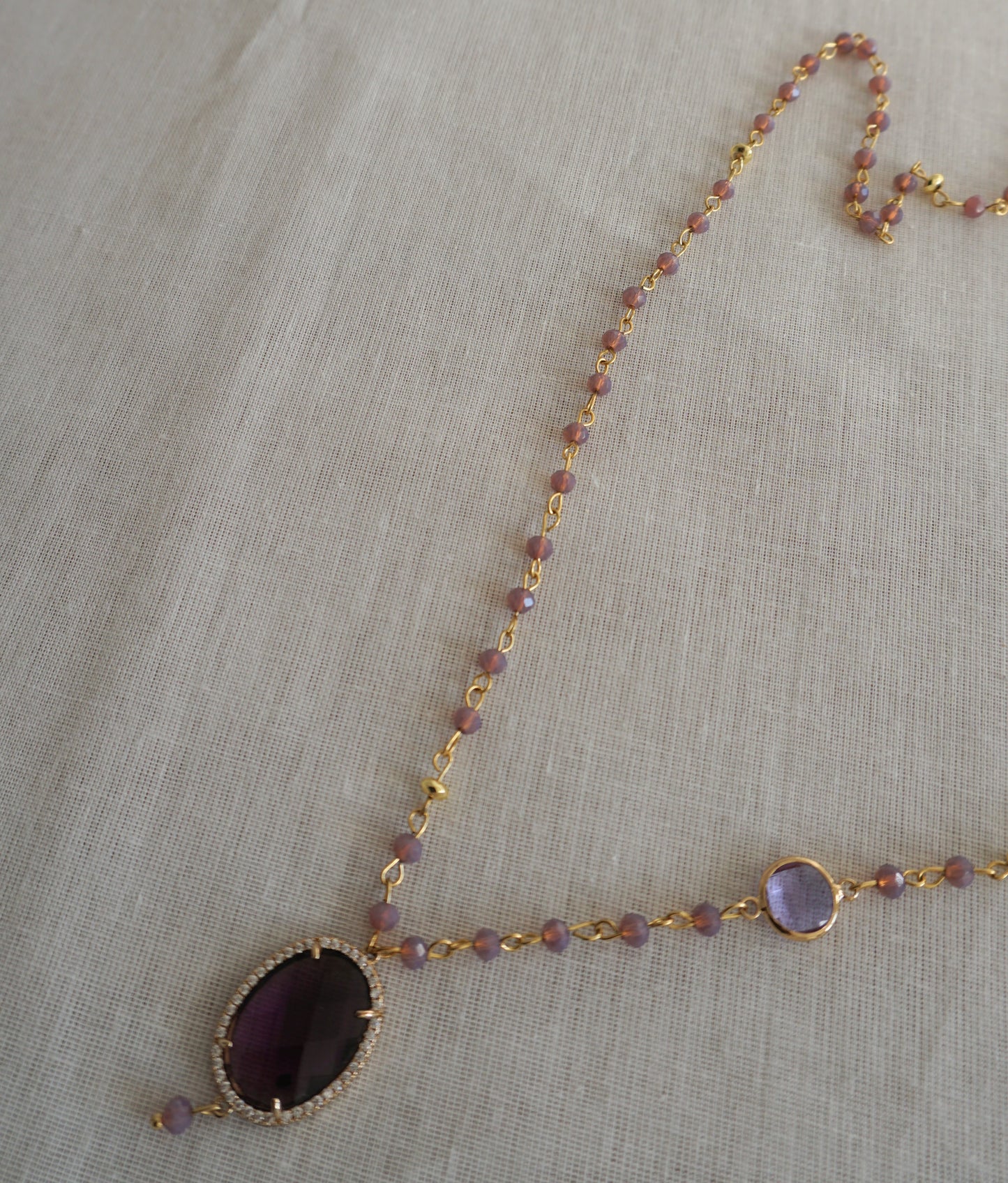 Collana lunga con perline e cammeo lilla
