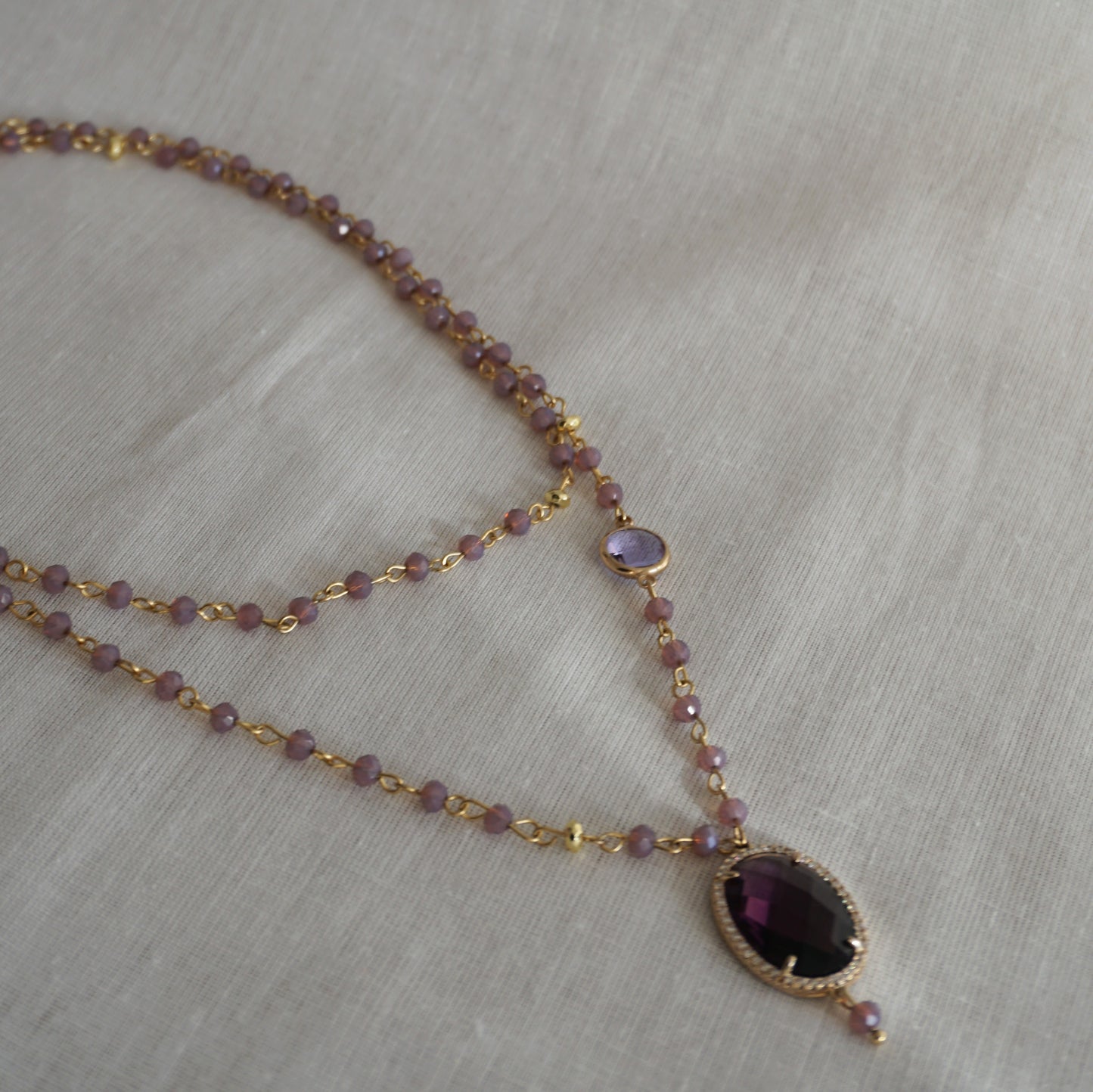 Collana lunga con perline e cammeo lilla