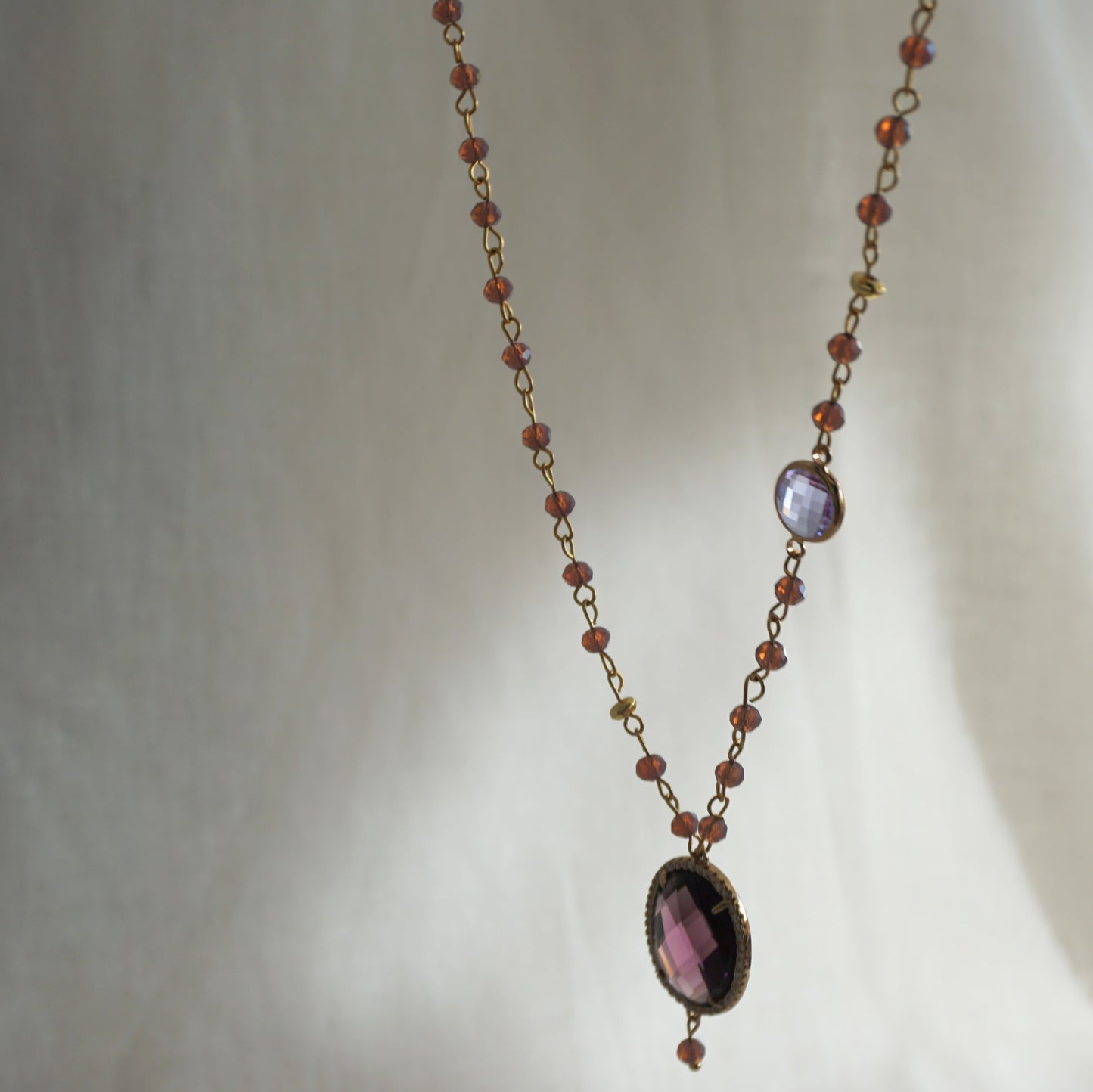 Collana lunga con perline e cammeo lilla