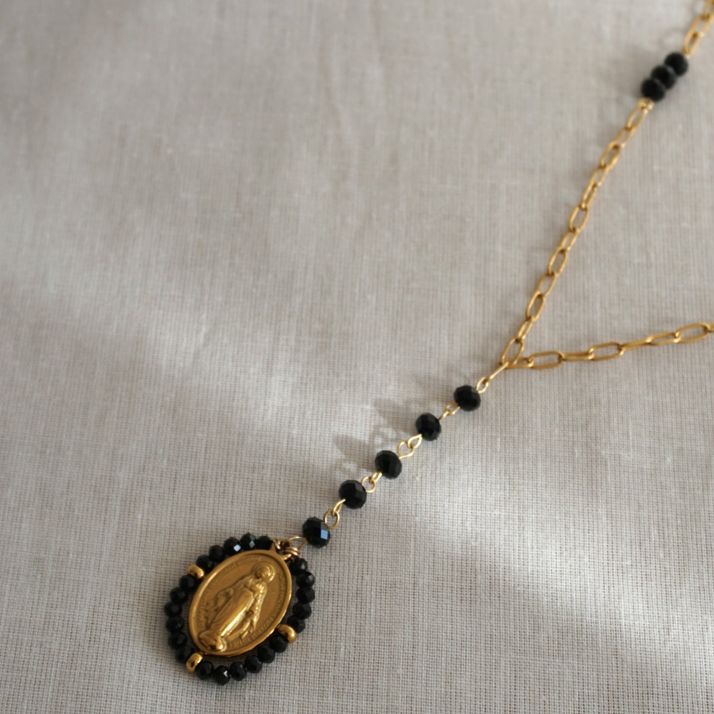 Collana a maglie e ciondolo con la Madonna