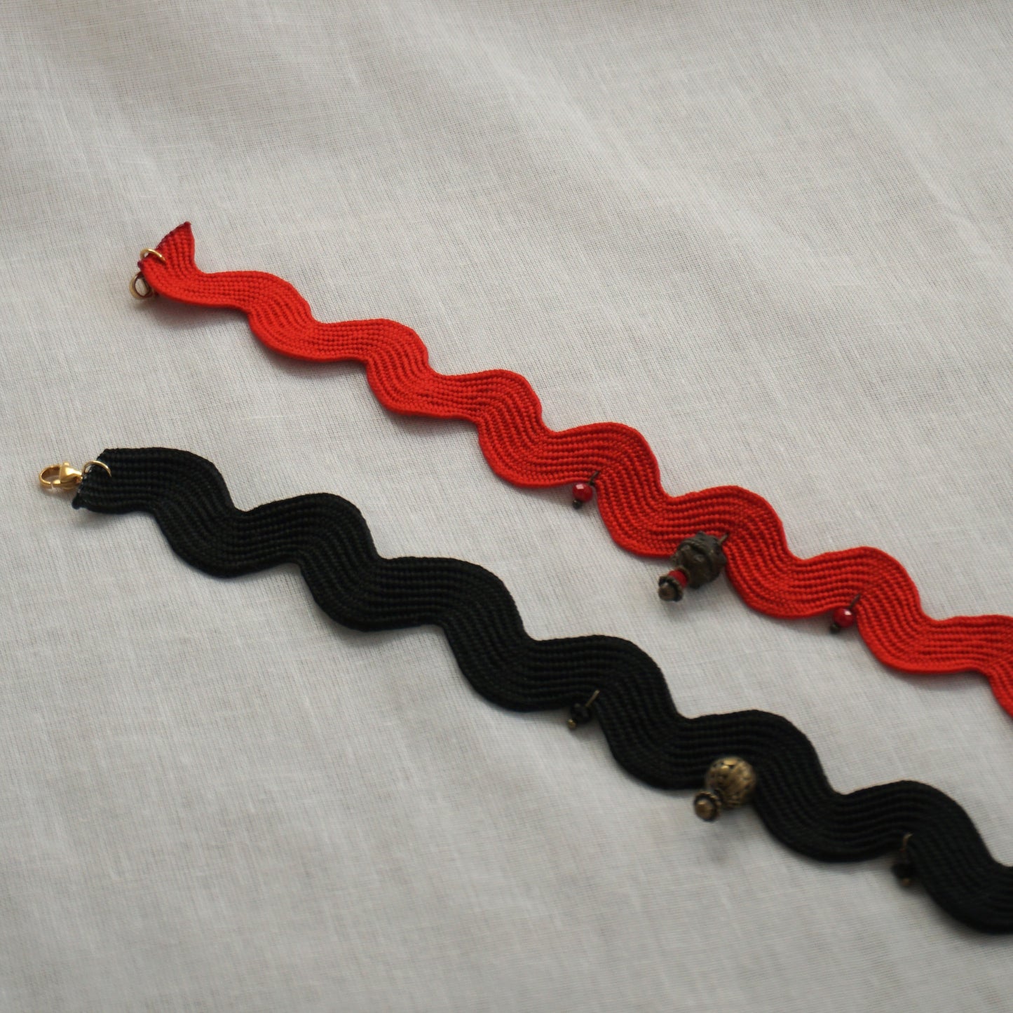 Girocollo ondulato con charm bronzo