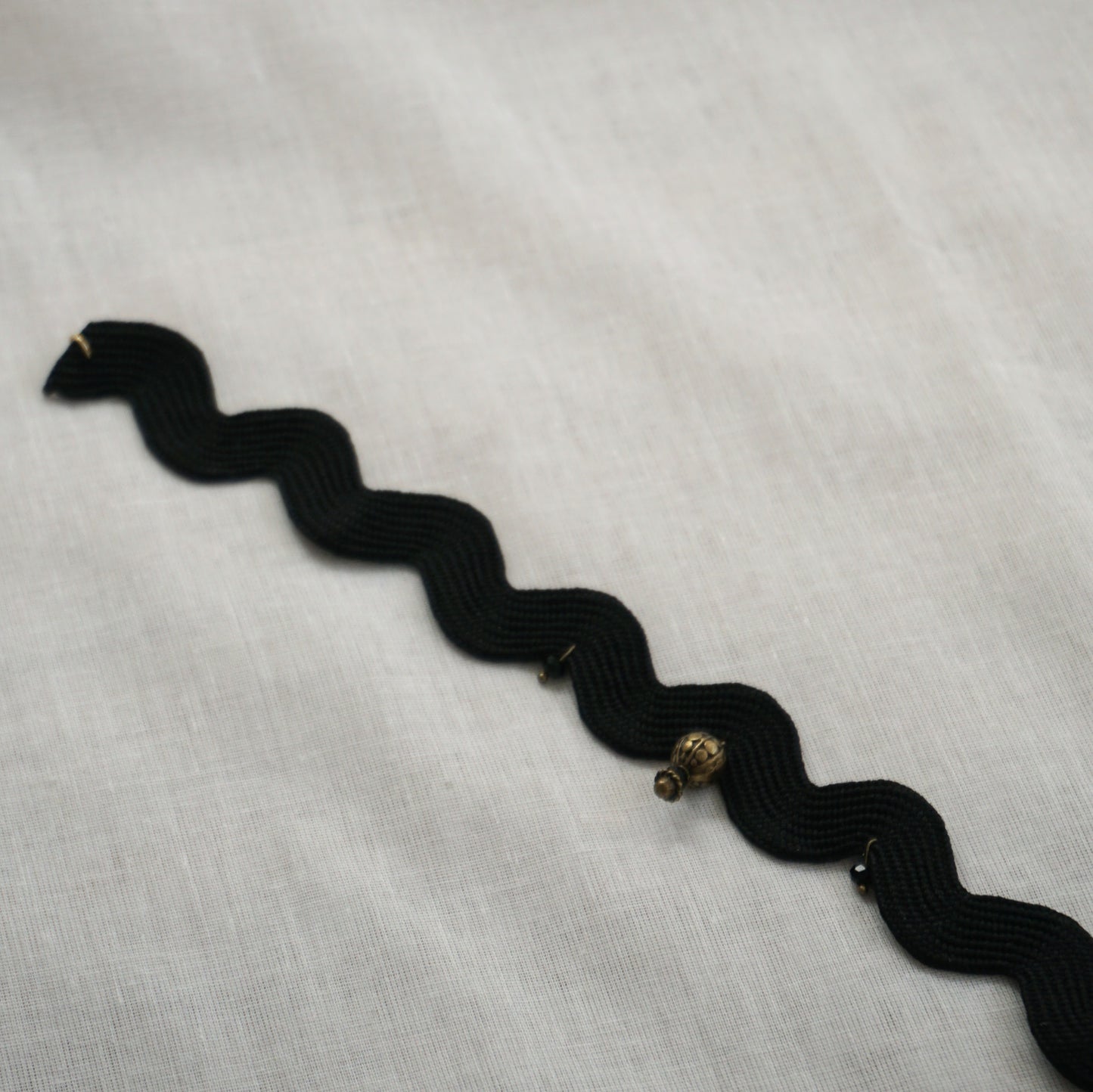 Girocollo ondulato con charm bronzo