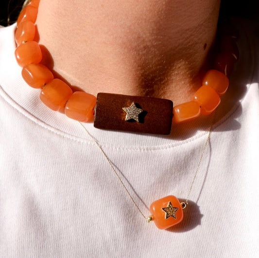 Collar corto de calcedonia y madera con estrella