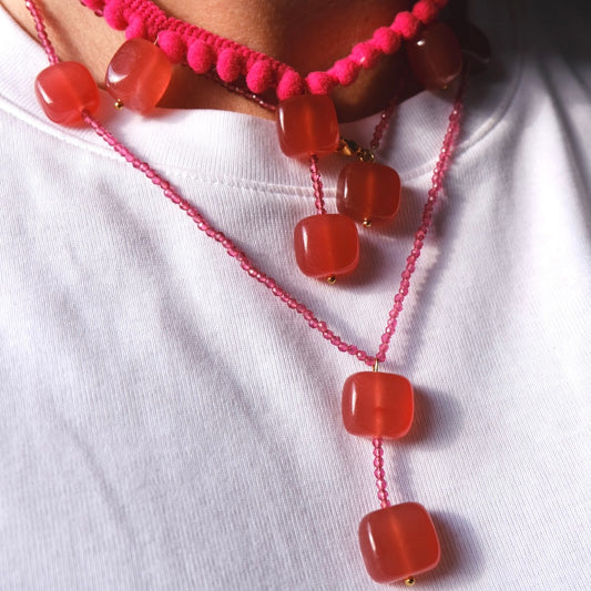 Collar corto de pasamanería y calcedonia