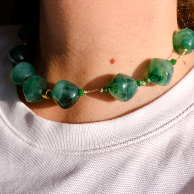 Collana corta in resina
