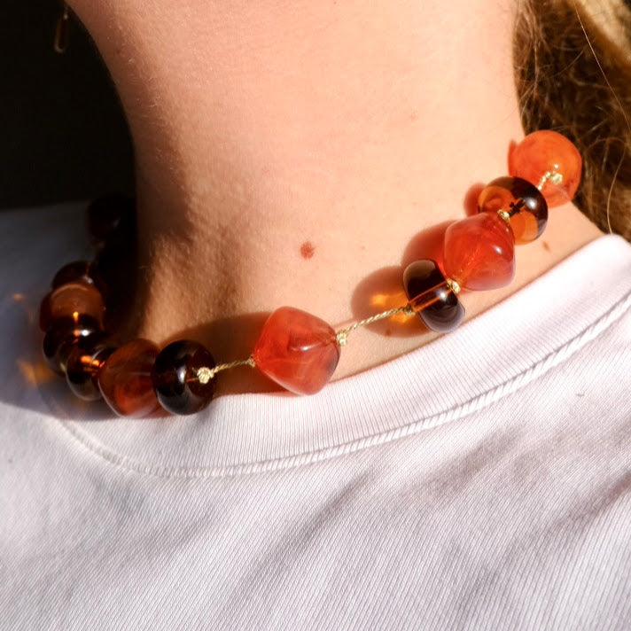 Collana corta in resina