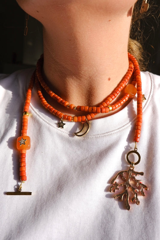 Collana lunga corallo e charms