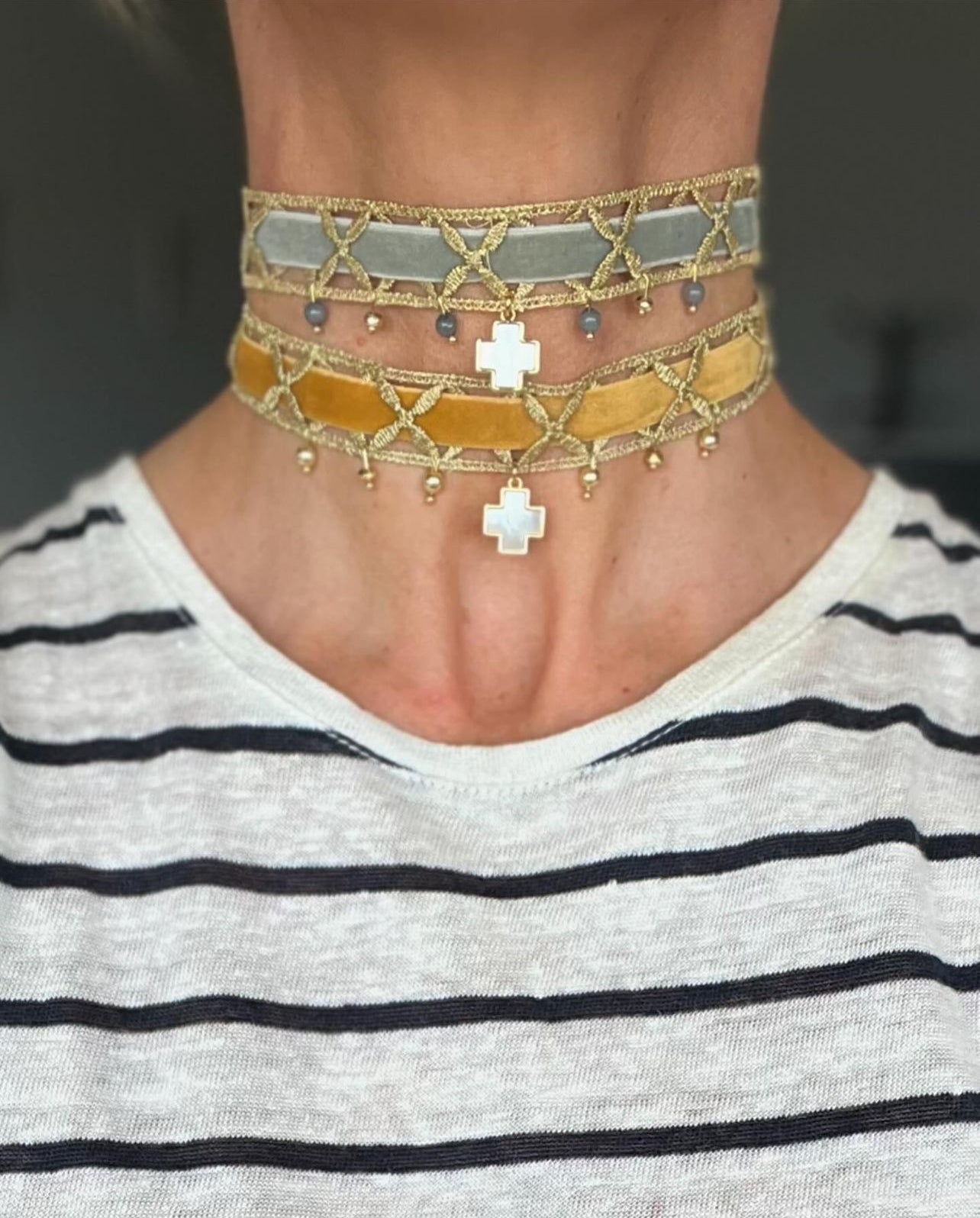 Choker terciopelo con cruz de nácar