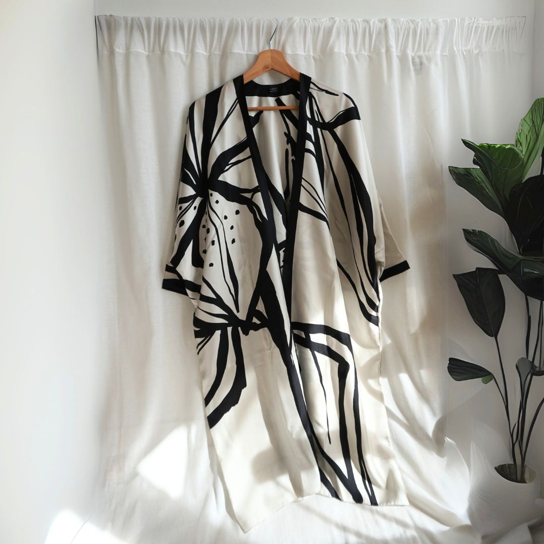 Kimono seda blanco y negro Flor