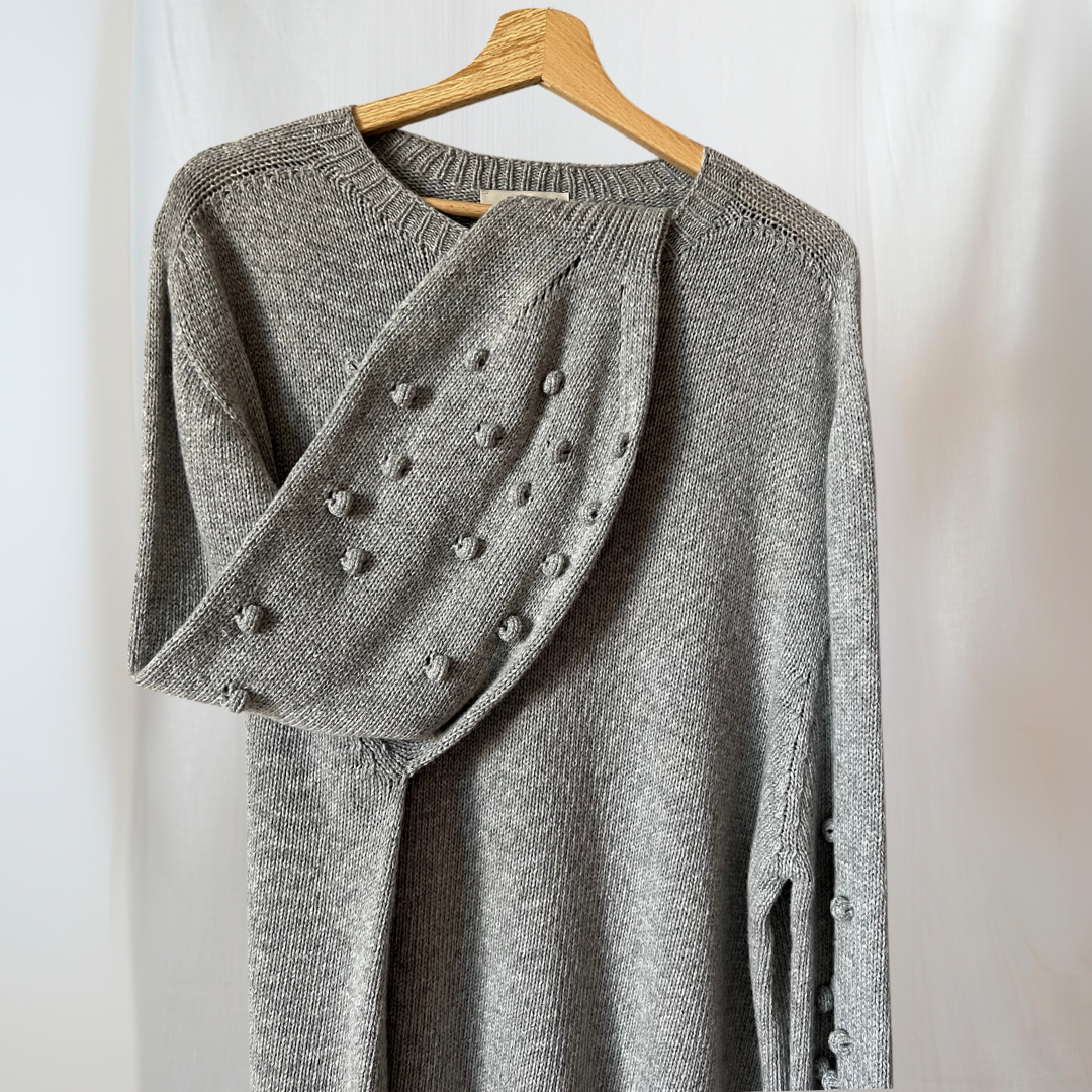 Jersey gris con bolitas en relieve