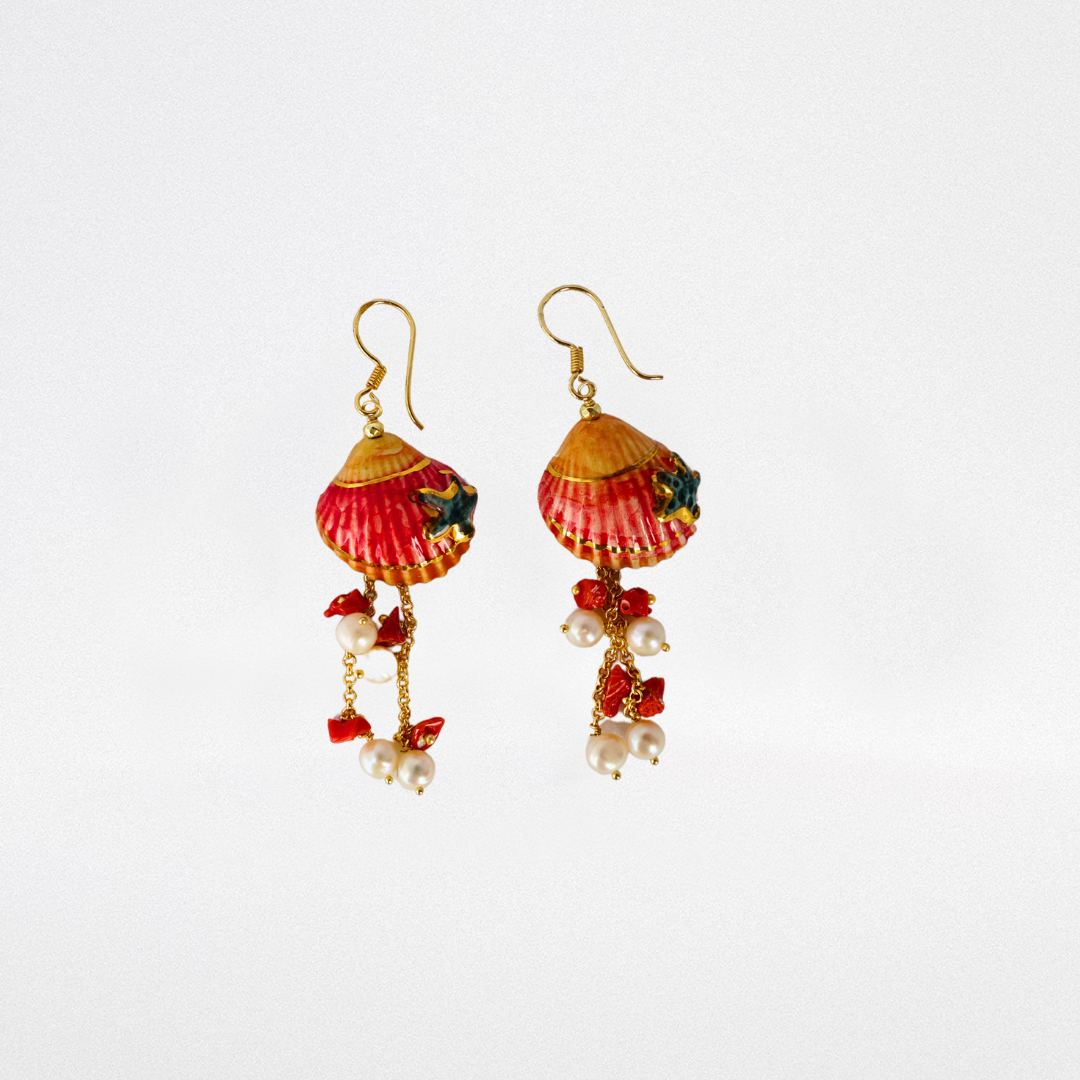 Pendientes de conchas, coral y perlas