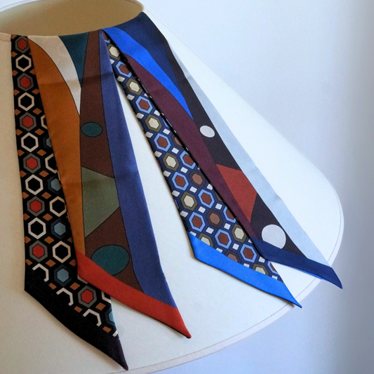 Twilly di seta piccolo stile Pucci e geometria