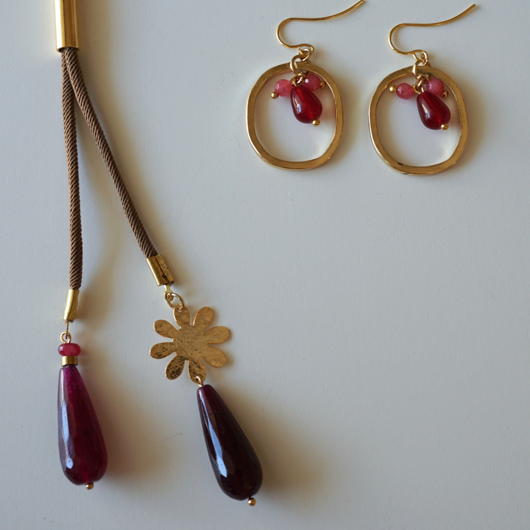 Collar de cordón Lágrima con piedras de colores