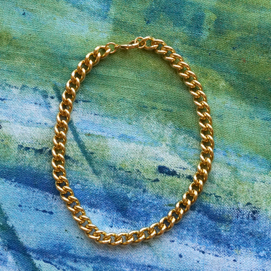 Collana corta con maglie dorate