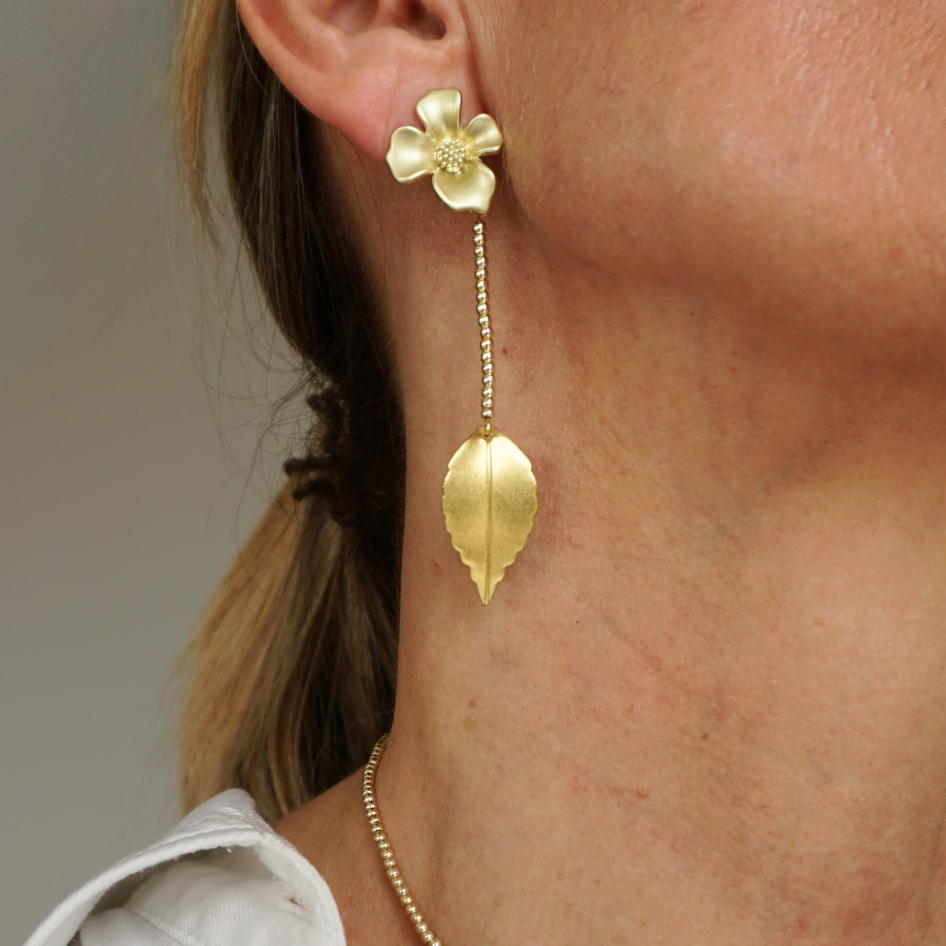 Pendientes de flores y hojas