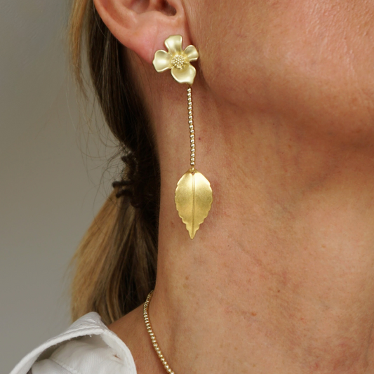 Pendientes de flores y hojas
