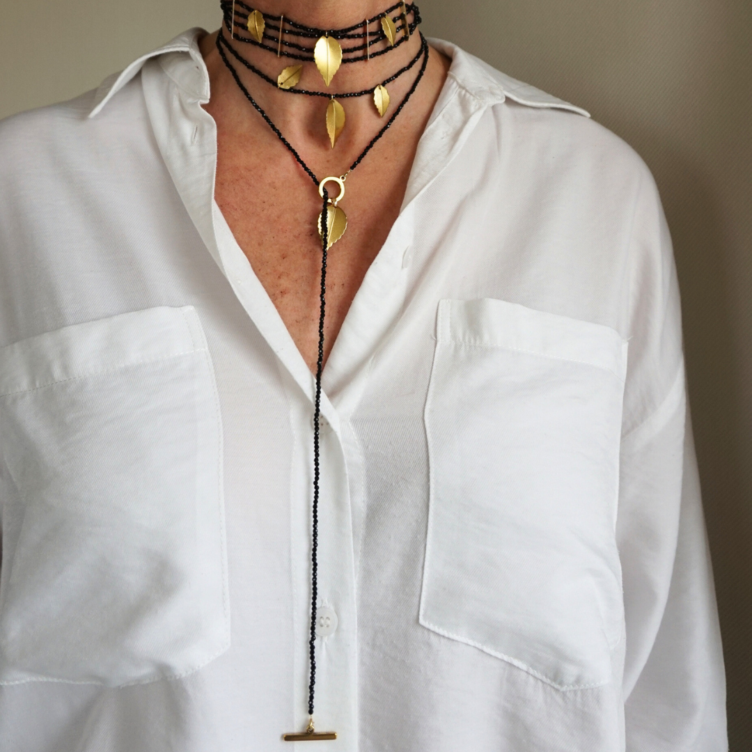 Tira larga de piedras y hojas